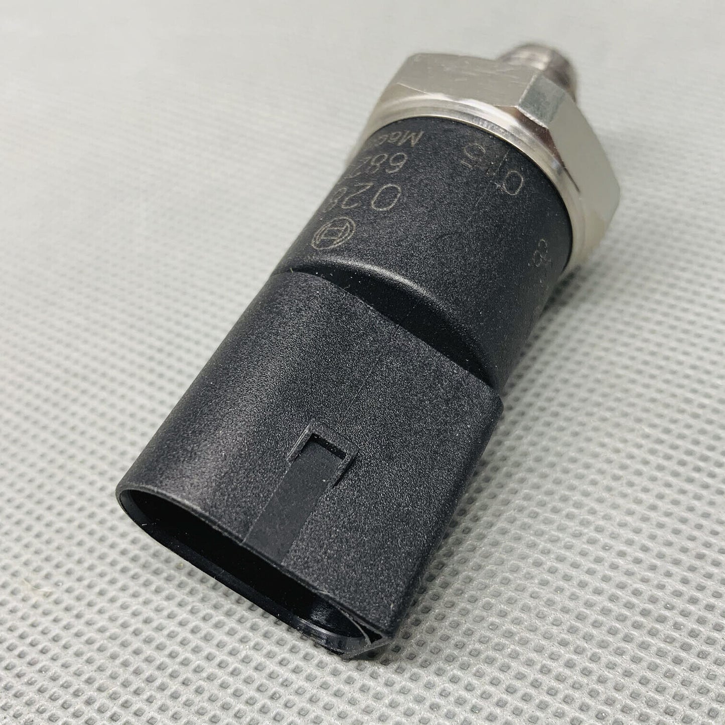 OEM Bosch Fuel Rail Pressure Sensor For AUDI A8 Mercedes 0281002354