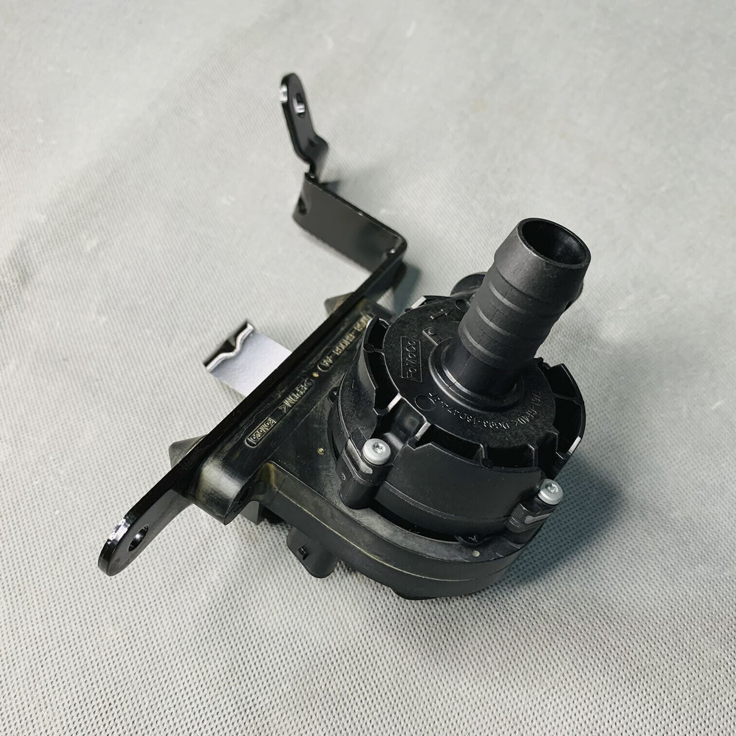 OE Bosch Auxiliary Coolant Water Pump For 2017-2019 Lincoln
