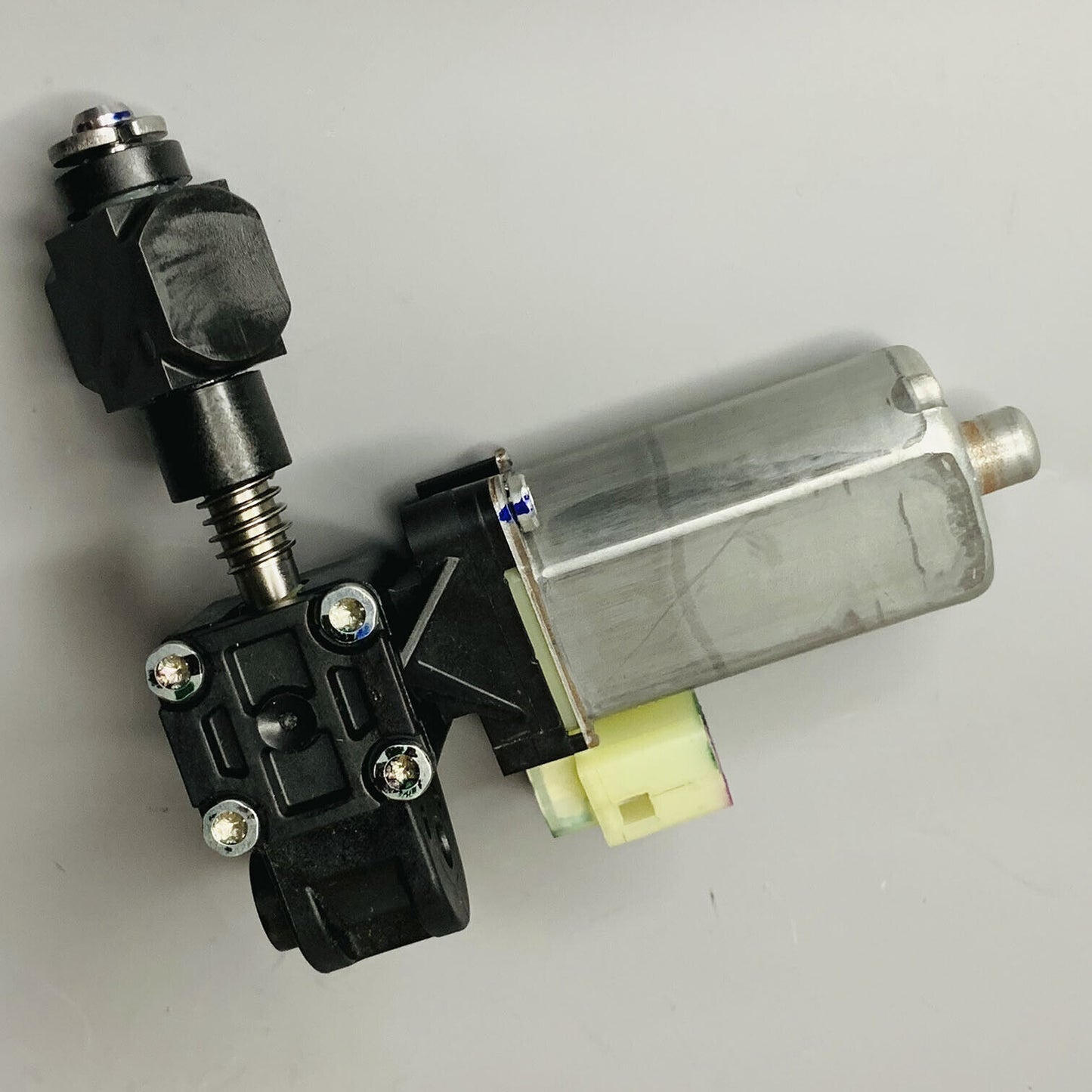 New OE Bosch Seat Adjustment Motor 13513546 For 2017-2019 Buick Encore 1.4L