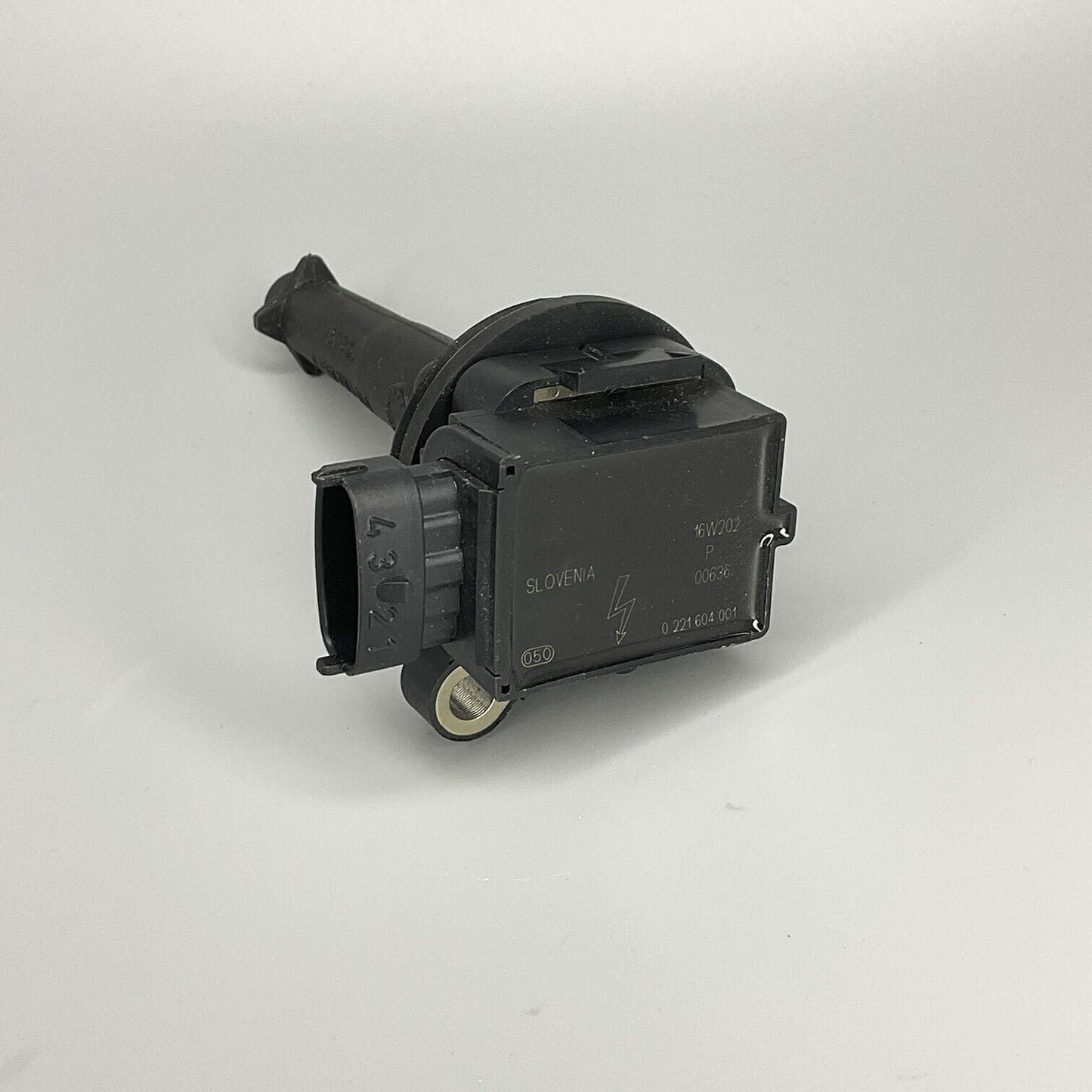 NEW OE Bosch Ignition Coil 0221604001 Fits Volvo C70 S60 S70 S80 V70 XC70 XC90