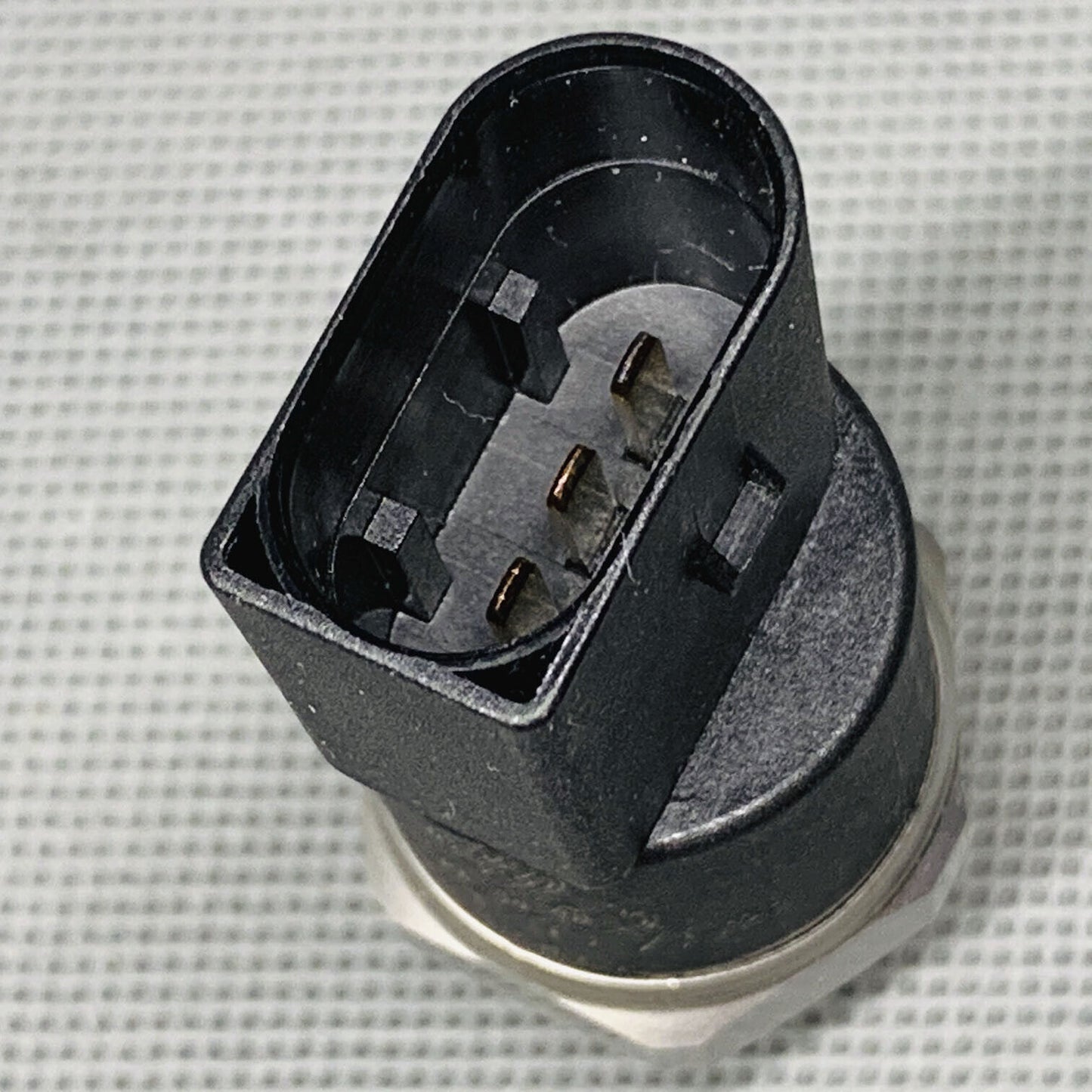 OEM Bosch Fuel Rail Pressure Sensor For AUDI A8 Mercedes 0281002354