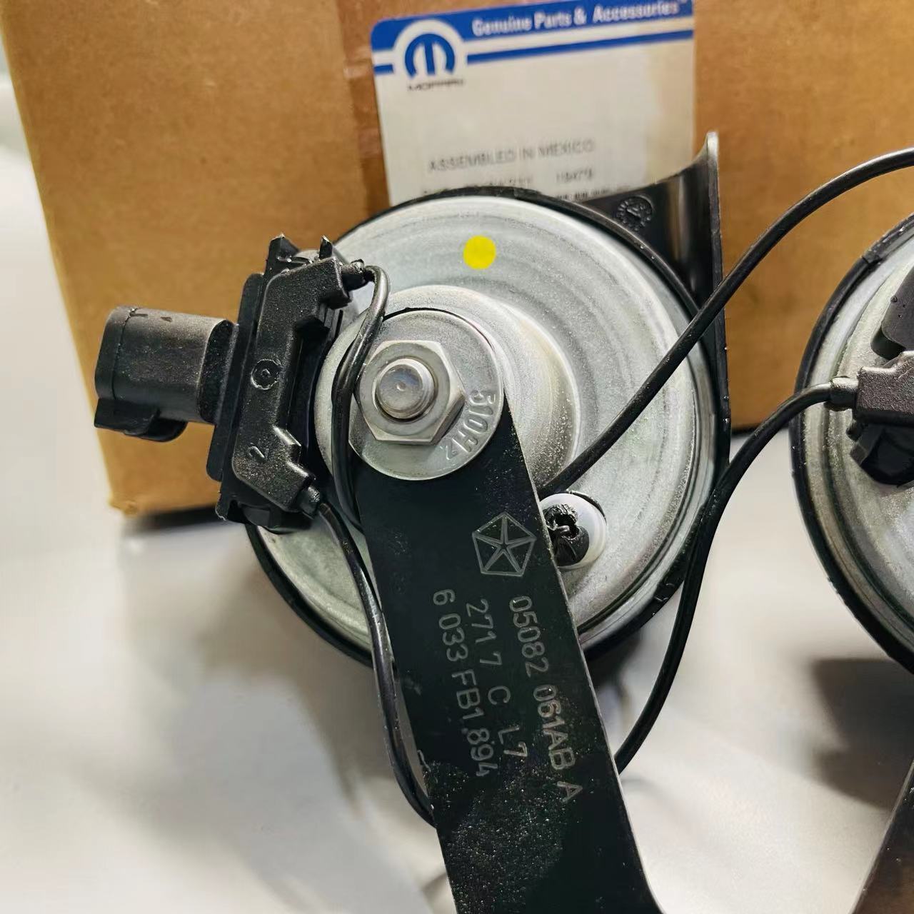 Per 2005-2007 Dodge Caravan Chrysler Città & Paese OEM MOPAR Corno E Supporto