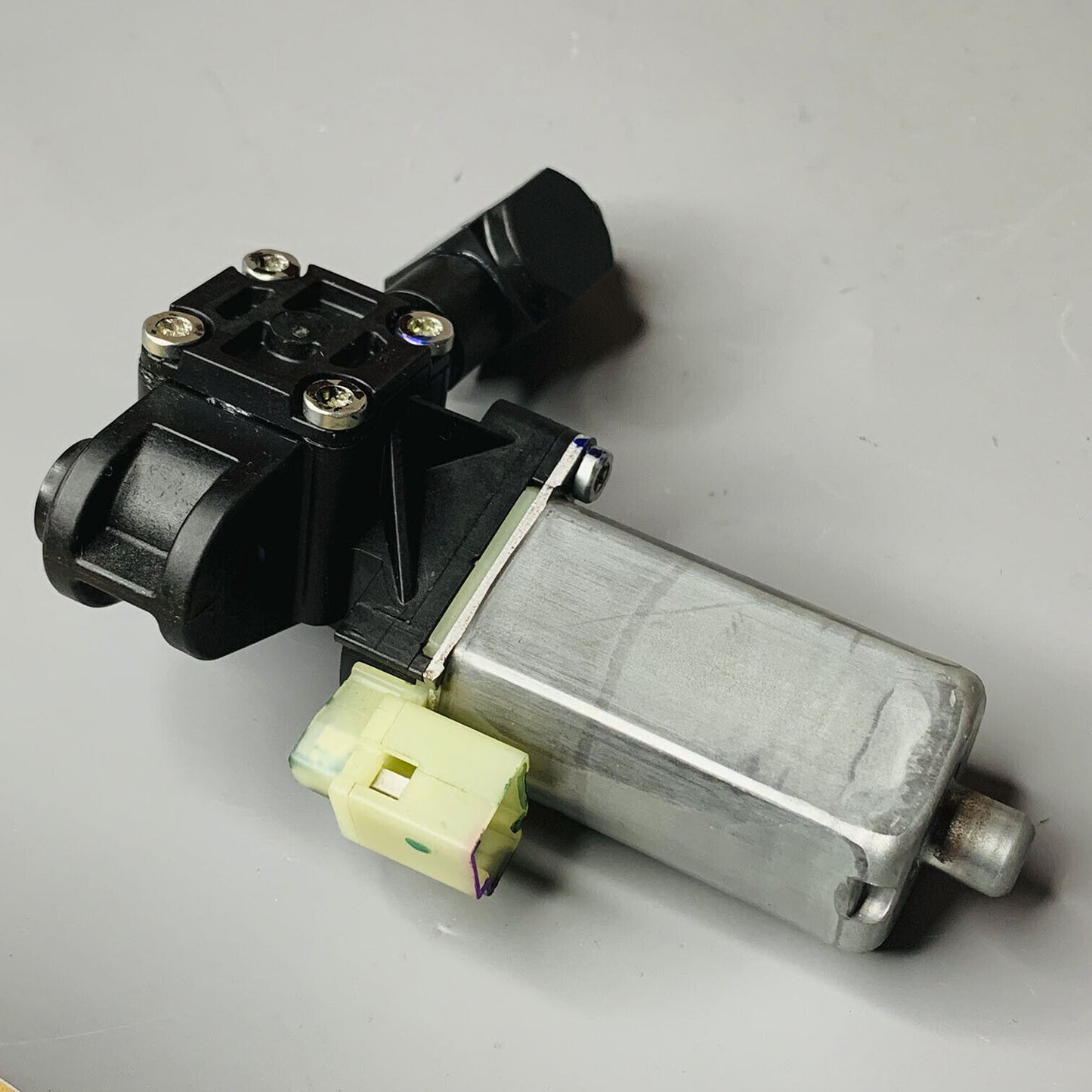 New OE Bosch Seat Adjustment Motor 13513546 For 2017-2019 Buick Encore 1.4L