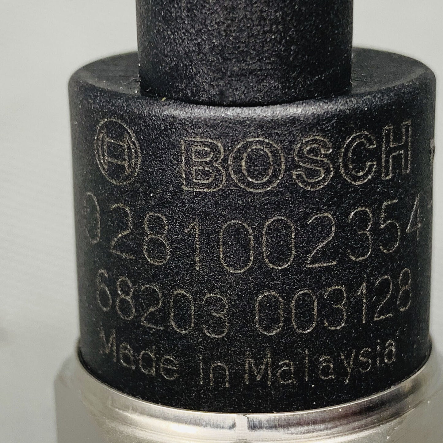 OEM Bosch Fuel Rail Pressure Sensor For AUDI A8 Mercedes 0281002354