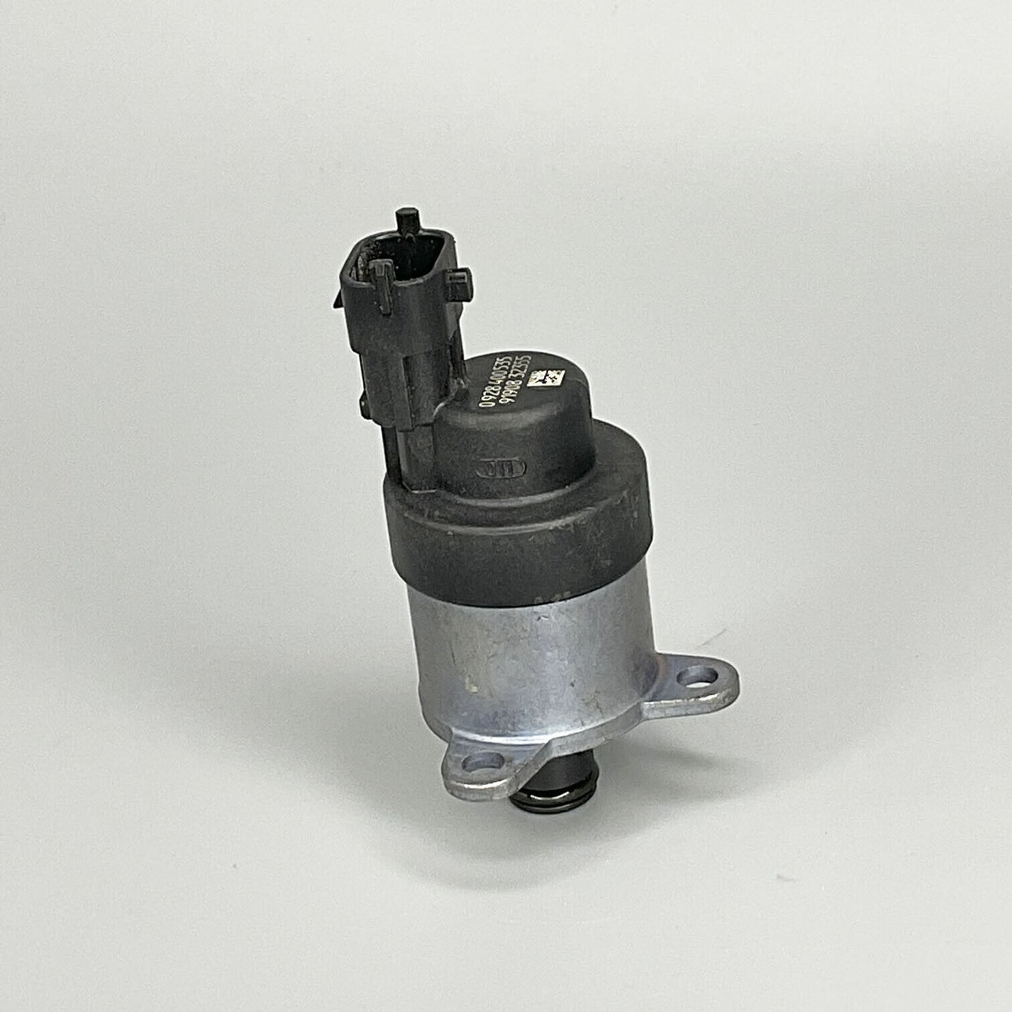 OE Bosch Fuel Pressure Regulator For 2001-2004 CHEVROLET SILVERADO 2500 3500