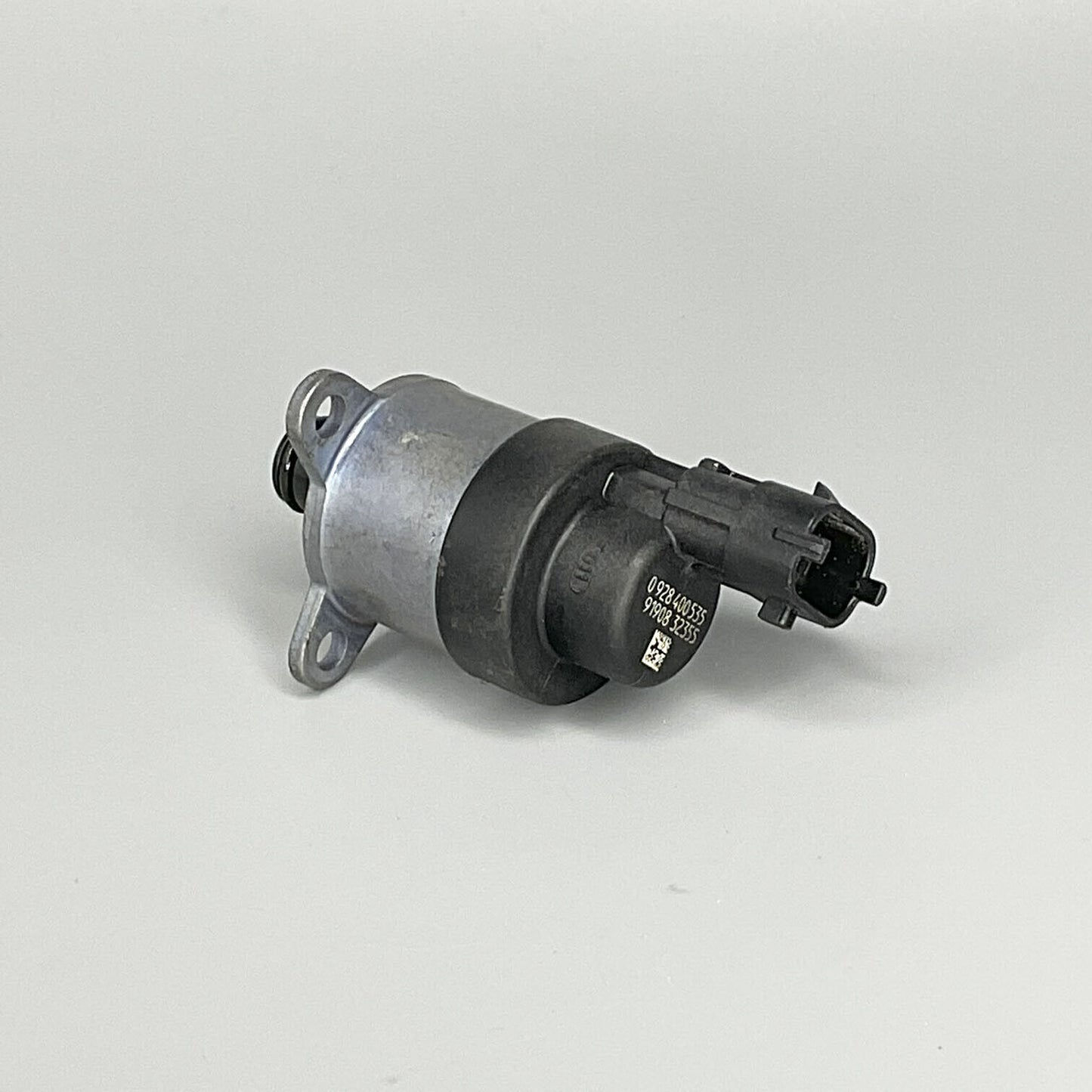 OE Bosch Fuel Pressure Regulator For 2001-2004 CHEVROLET SILVERADO 2500 3500
