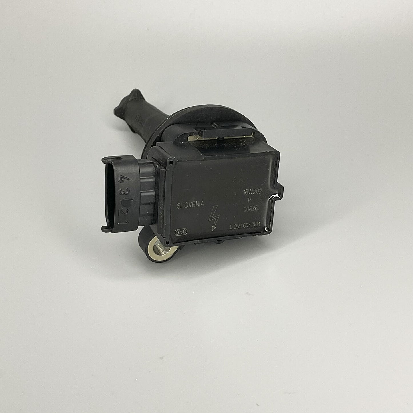 NEW OE Bosch Ignition Coil 0221604001 Fits Volvo C70 S60 S70 S80 V70 XC70 XC90