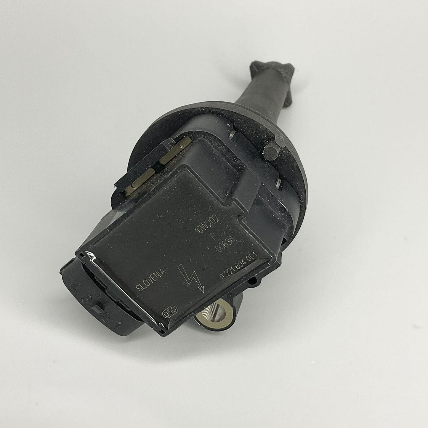NEW OE Bosch Ignition Coil 0221604001 Fits Volvo C70 S60 S70 S80 V70 XC70 XC90