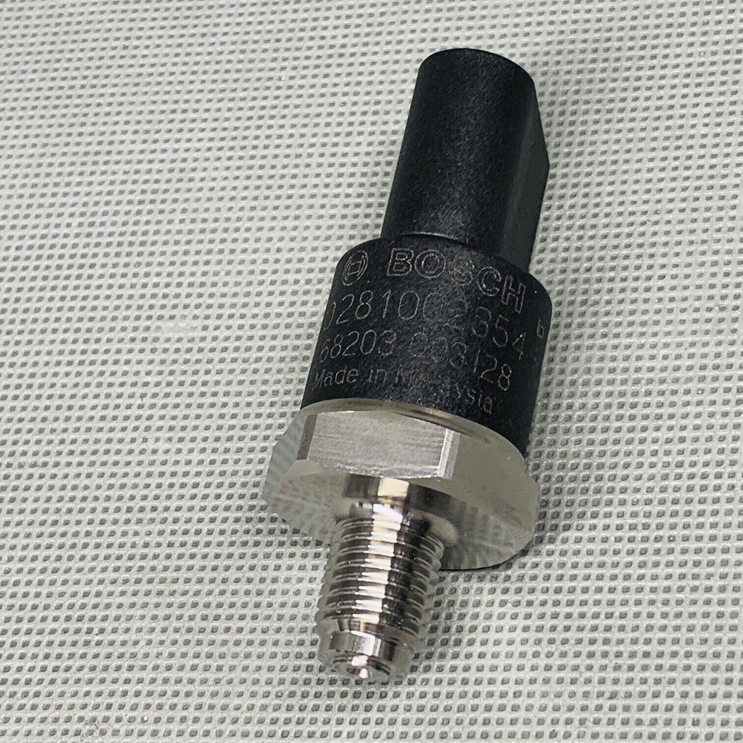 OEM Bosch Fuel Rail Pressure Sensor For AUDI A8 Mercedes 0281002354