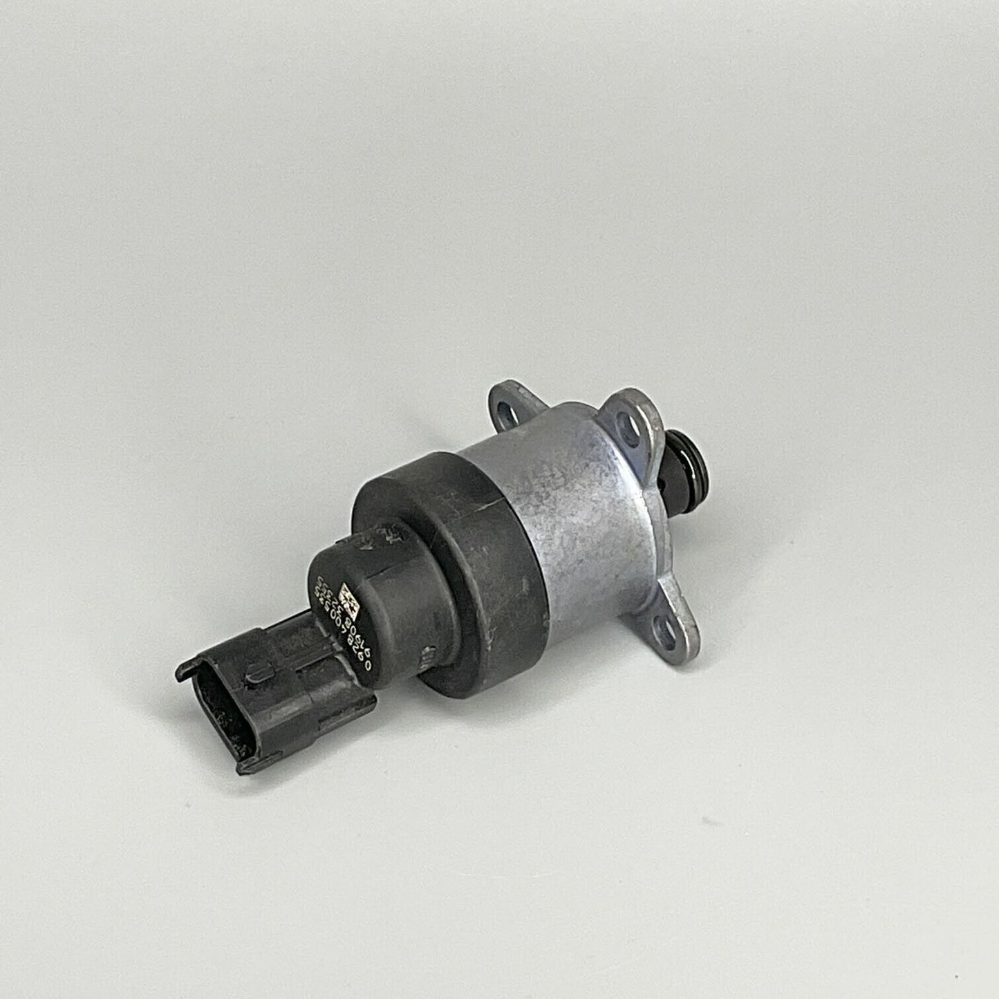 OE Bosch Fuel Pressure Regulator For 2001-2004 CHEVROLET SILVERADO 2500 3500